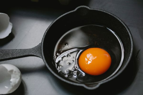 Quels sont les avantages de posséder une poêle en fonte par rapport à une poêle antiadhésive ?